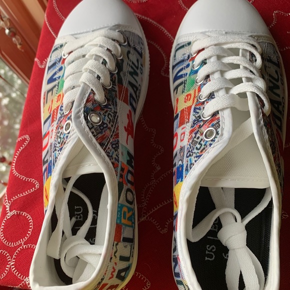 Chuck Taylor-like NIB Sneakers 6  white red blu - Picture 6 of 7